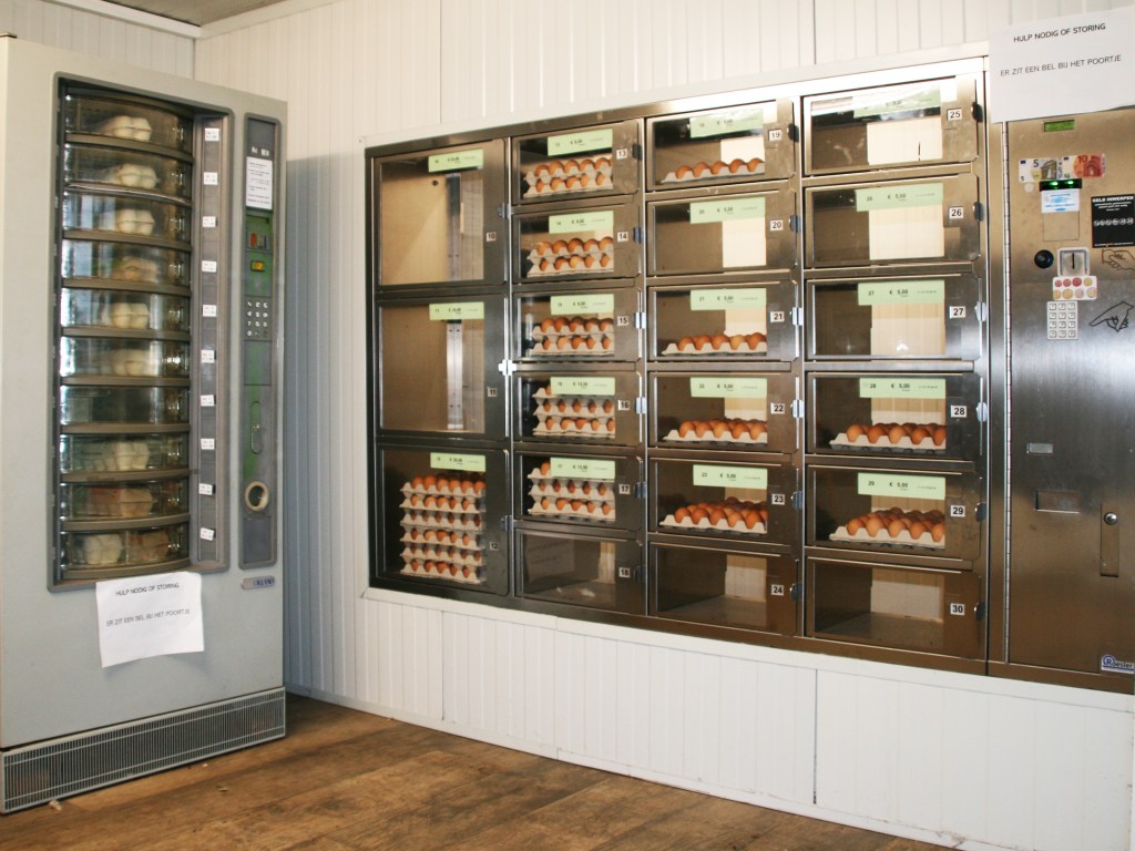 Eierautomaat van De Vrije Kip van Chris van Erp in Berghem. Copyright Loes van Beuningen